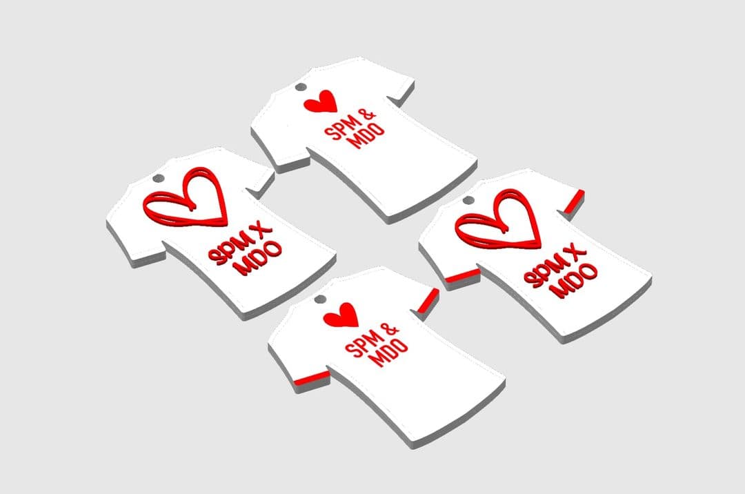 Cuatro colgantes en forma de camiseta con un corazón, en rombo sobre fondo gris liso