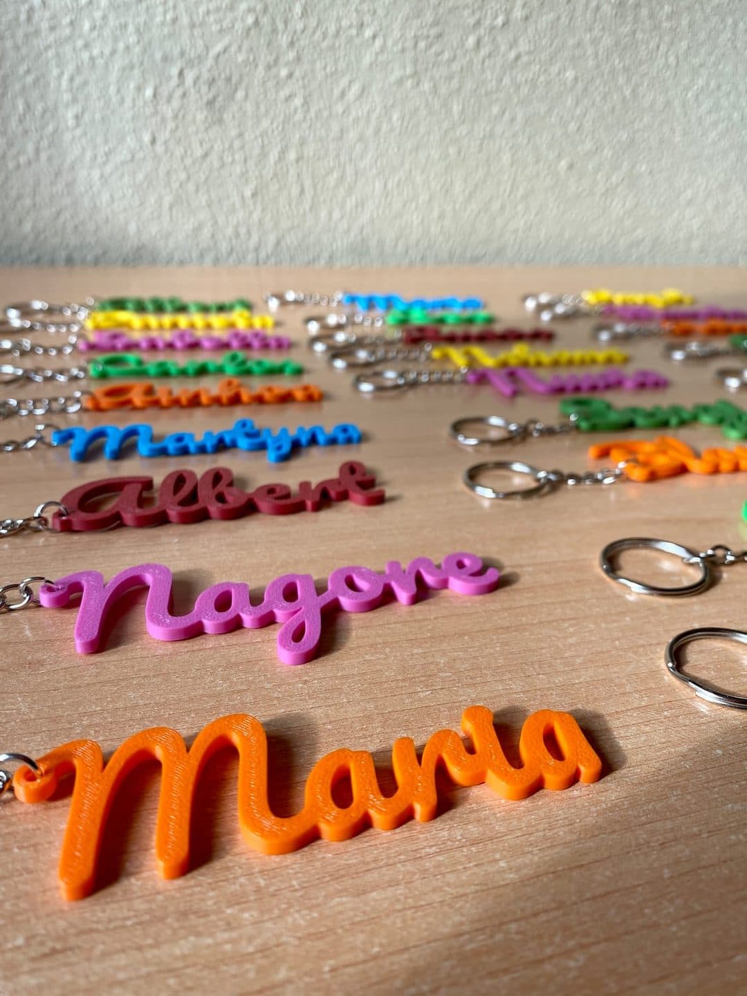 Nombres en cursiva de varios colores, uno por invitado