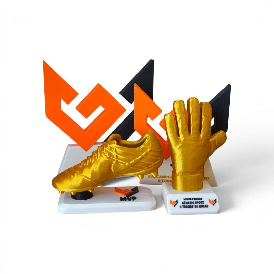 Bota de oro apoyada sobre el logotipo grabado del torneo