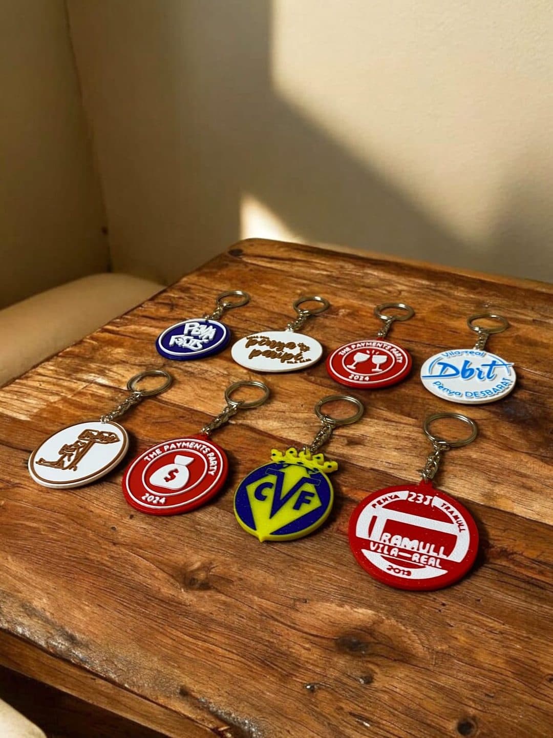 Llaveros con distintos escudos de club y de peña
