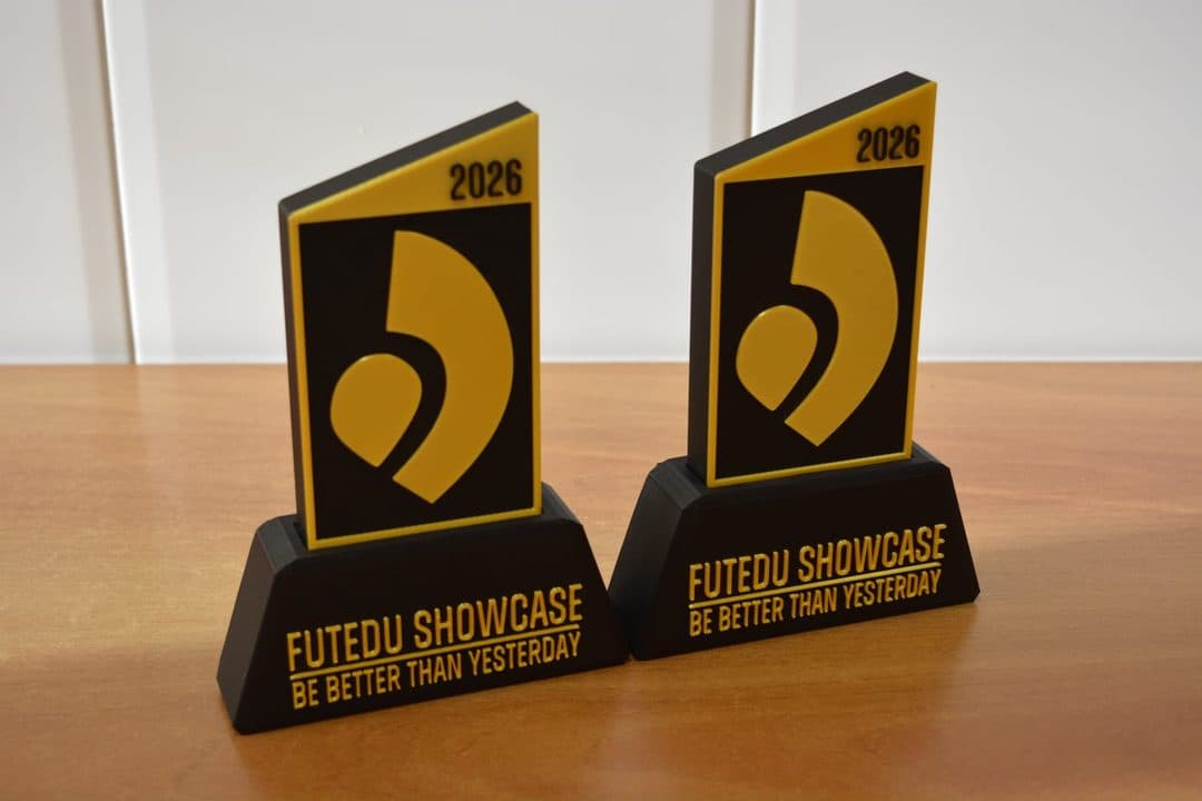 Placas grabadas con el logotipo del Futedu Showcase