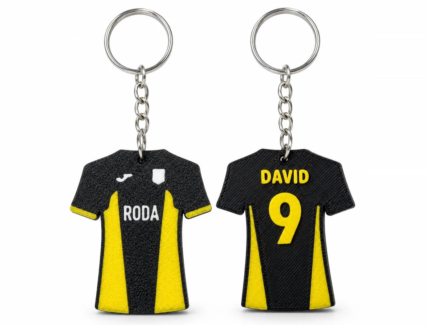 El mismo llavero por las dos caras, en negro y amarillo, colgado de su anilla