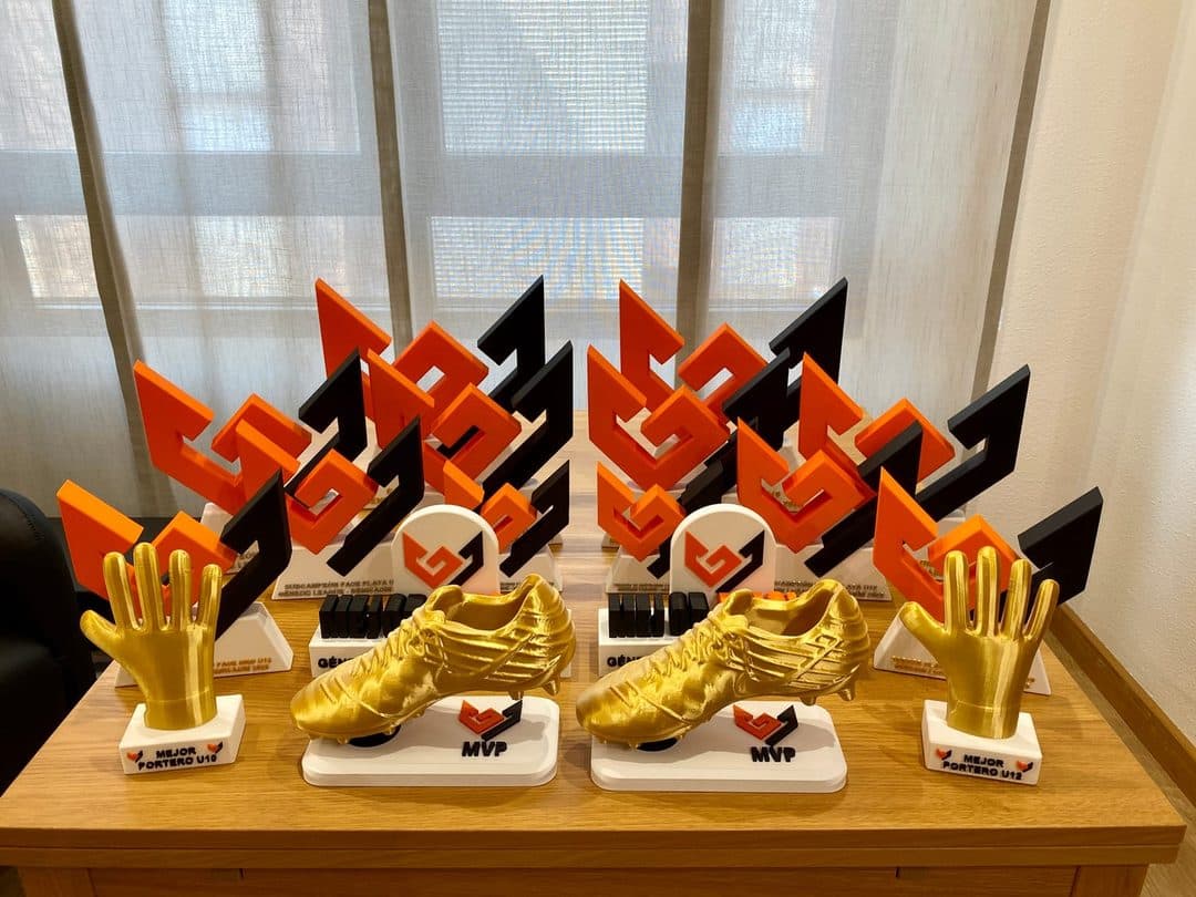 Trofeos y medallas del torneo Génesis Sport colocados en serie