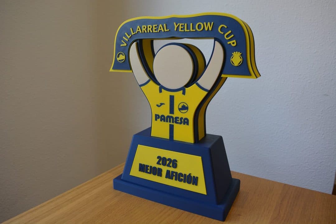 Trofeo del Villarreal CF con el escudo del club